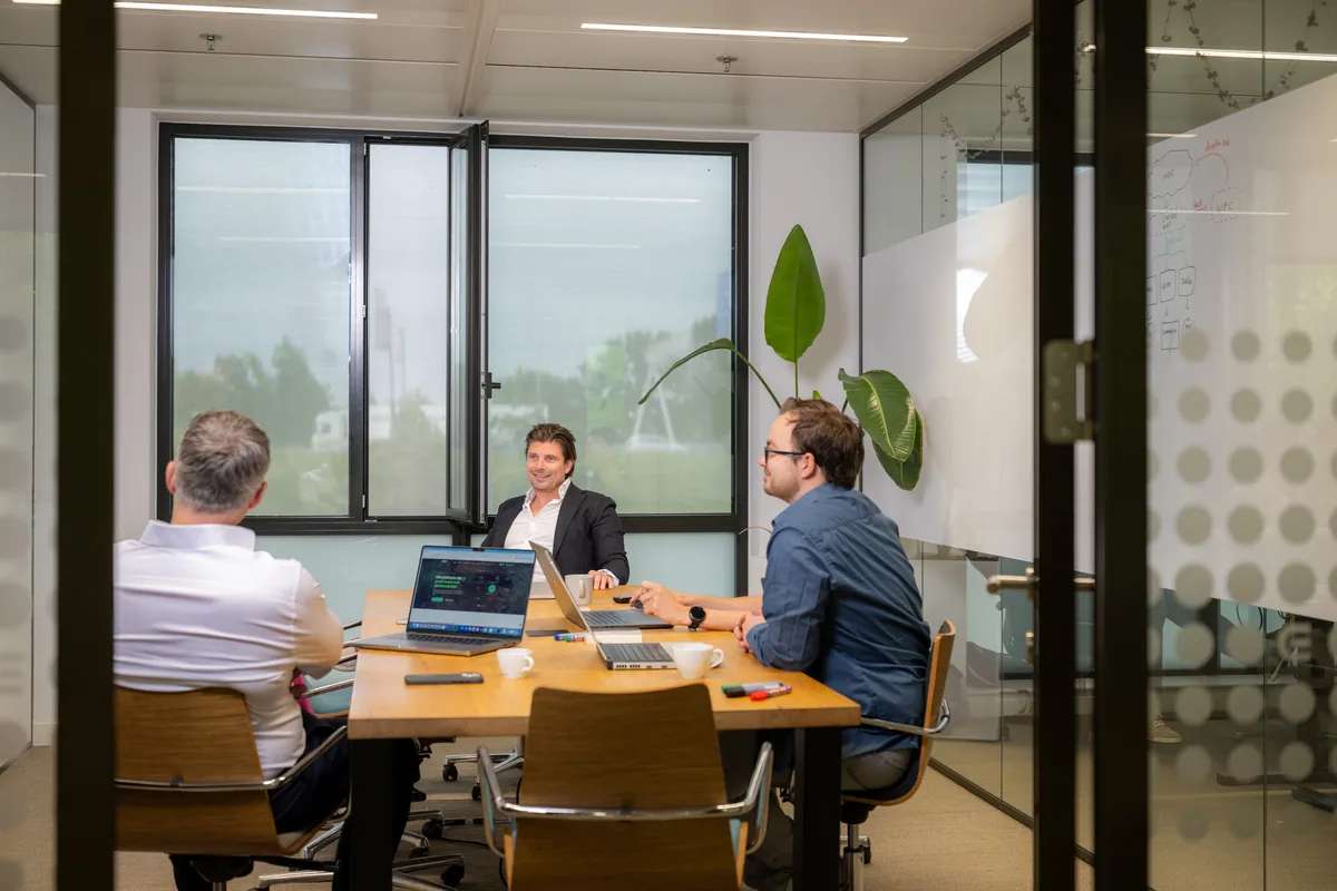 A conversation with three Emendis colleagues in the glass meeting room in Veenendaal