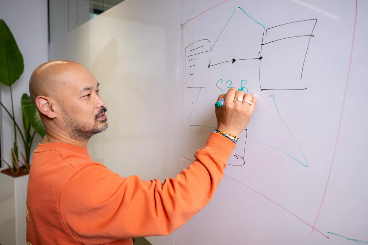 Emendis-medewerker schetst een applicatie-idee op het whiteboard