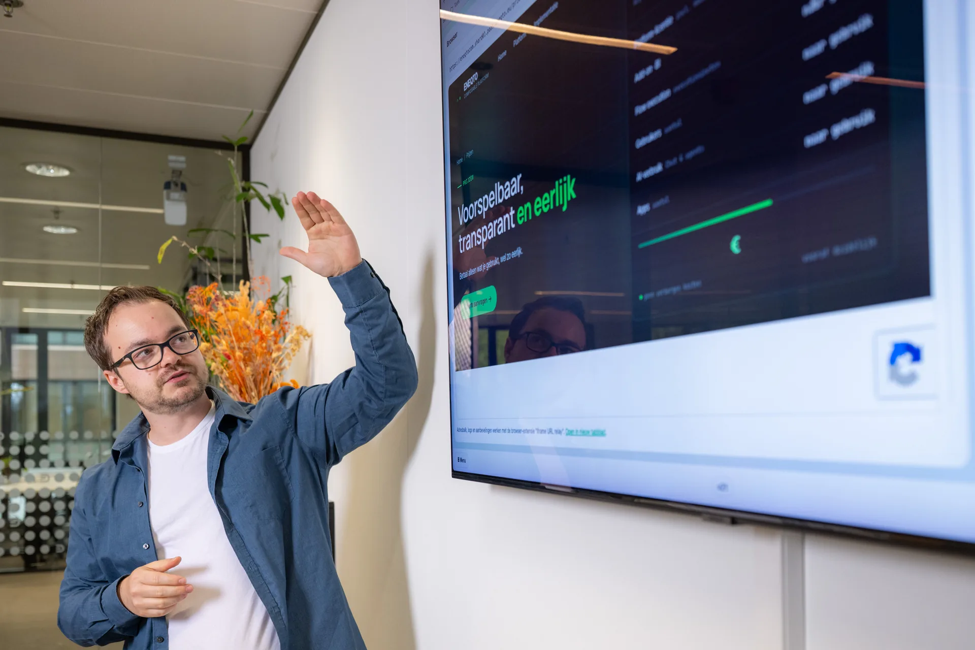Emendis-medewerker demonstreert het Eneqto-platform op een groot scherm