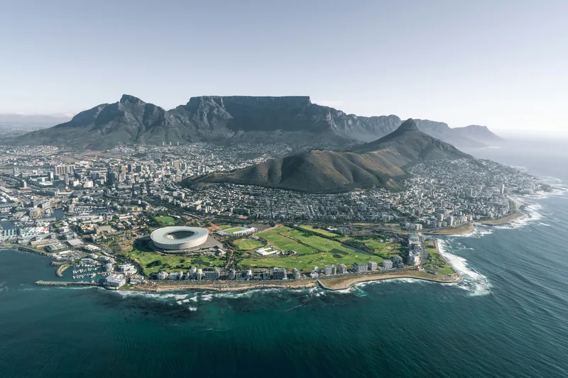 Zuid-Afrikaans landschap met stad en bergen op de achtergrond