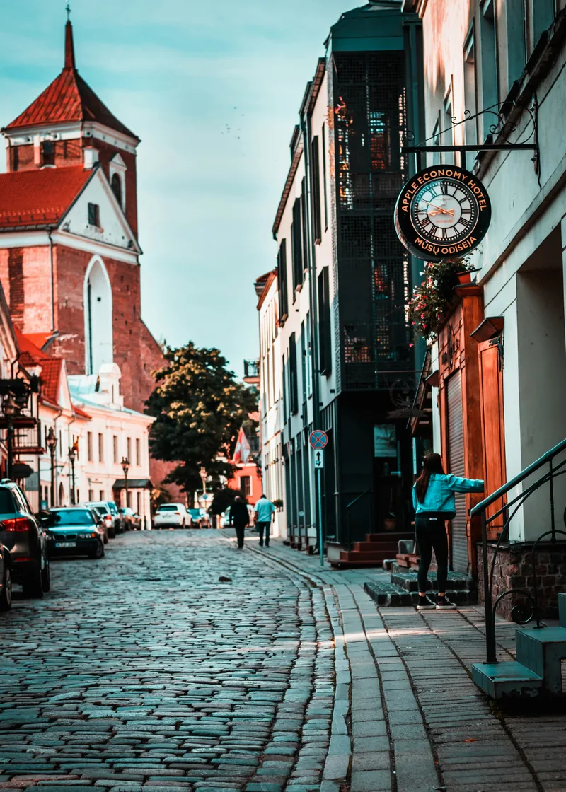 Historische straat in Kaunas met kasseien en oude gebouwen